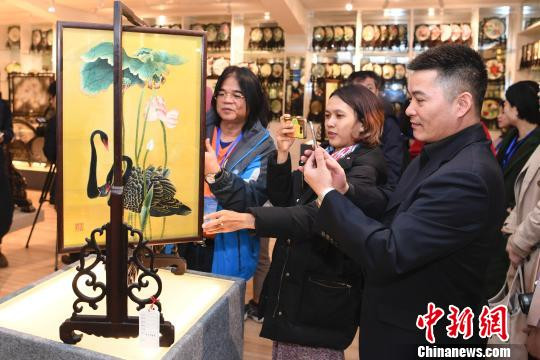 外媒记者体验湘绣制作 惊叹中国传统工艺之美