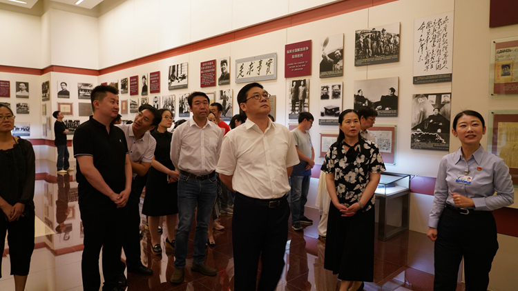 中国美协赴毛主席纪念堂开展“不忘初心、牢记使命”主题教育现场教学活动