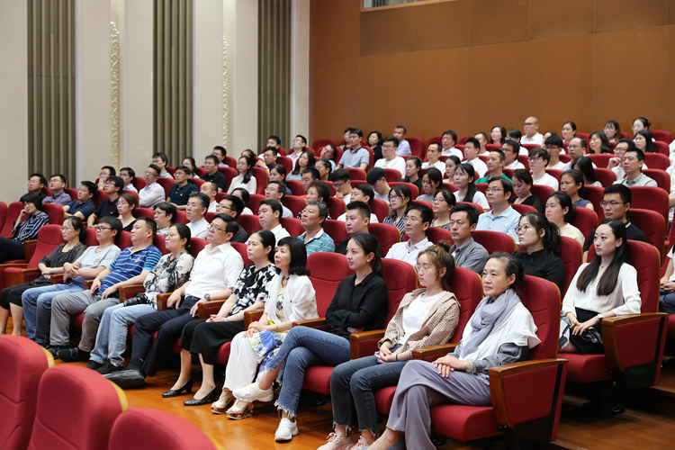 中国美协赴毛主席纪念堂开展“不忘初心、牢记使命”主题教育现场教学活动